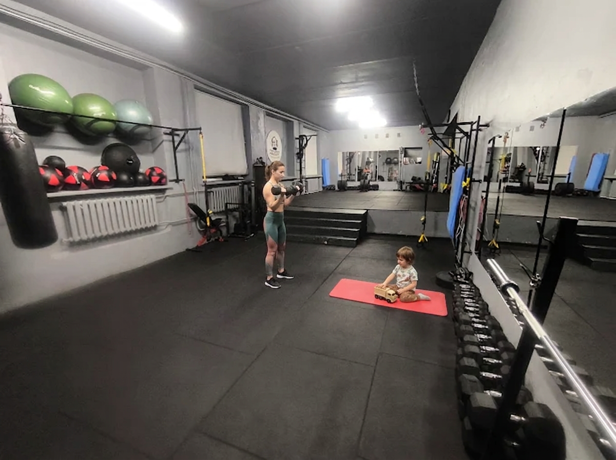 Tėvai sportuoja, vaikas žaidžia šalia